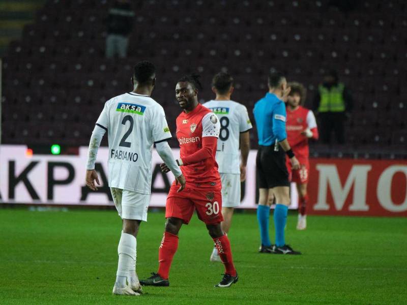 El delantero de 31 años ha militado también en el Oporto, el Chelsea o el Newcastle, entre otros clubes.