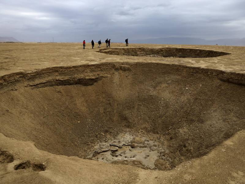 Los gigantescos cráteres aparecen a medida que el mar Muerto se encoge.