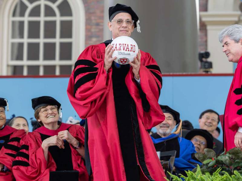 Tom Hanks también recibió una pelota de voleibol, un regalo del presidente de Harvard, Lawrence Bacow.