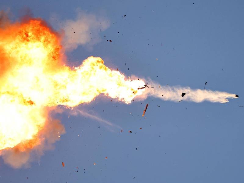 Un proyectil de Hizbulá es interceptado por las fuerzas antiaéreas de Israel.