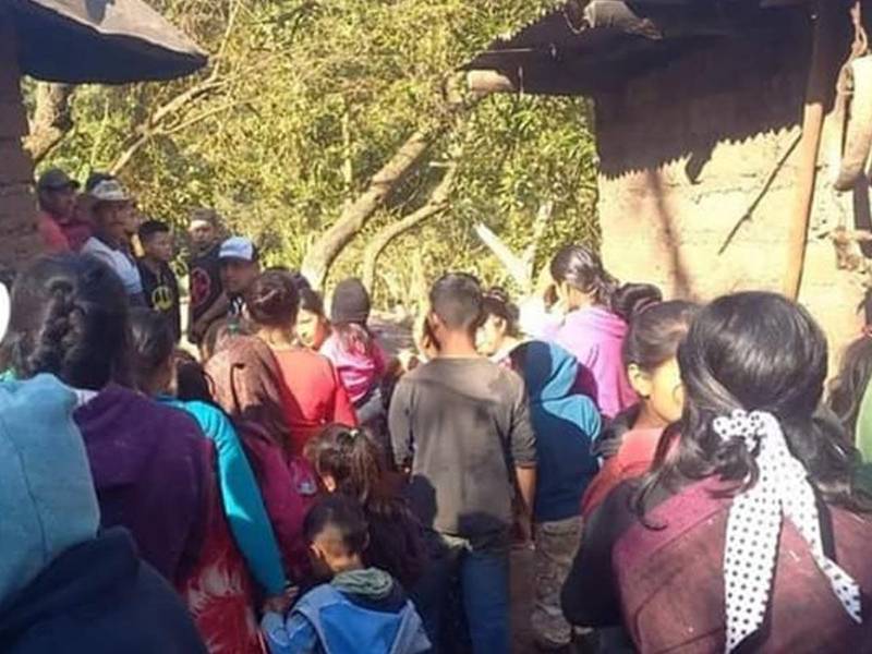 Vecinos acudieron a la vivienda después de escuchar varias detonaciones.