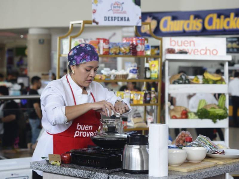 Un entretenido día vivieron los sampedranos este sábado durante la tercera edición del Reto Buen Provecho. En el evento, organizado por la revista Buen Provecho, participaron cuatro talentosos hondureños que pusieron a prueba sus conocimientos culinarios. La cita gastronómica se llevó a cabo en el Food Court del City Mall, en San Pedro Sula.