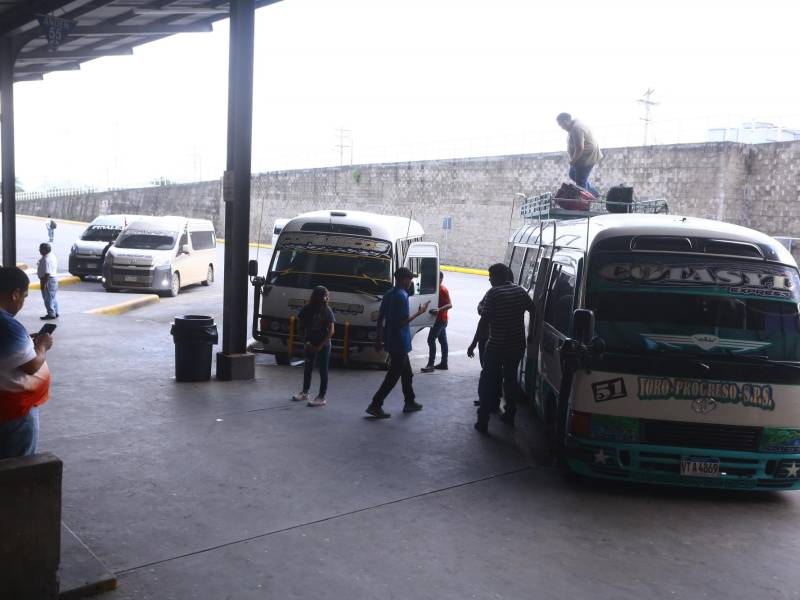 <b>Uno de los sectores que está sufriendo mucho por la inseguridad es el transporte, hay muchos que han decidido migrar ilegalmente. Foto: Moisés Valenzuela.</b>