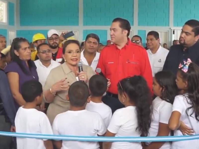 La presidenta de Honduras, Xiomara Castro, en la inauguración de la planta potabilizadora en San Francisco de Becerra, Olancho.