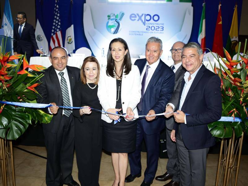 Con el corte de cinta se dio por inaugurada la ExpoConstruye 2023 en las instalaciones de Expocentro. En la foto figuran César Bran, Aixa Gómez, María José Arquín, Arnaldo Martínez, Jorge Paz y Tomás Vaquero.