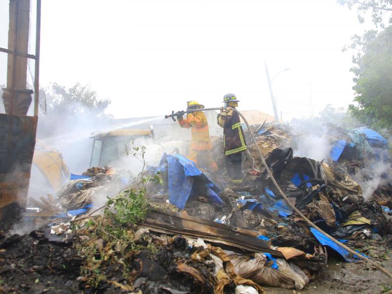 <b><span class=mln_uppercase_mln>Destrucción.</span></b> La bodega, las telas y los plásticos fueron consumidos por las llamas.