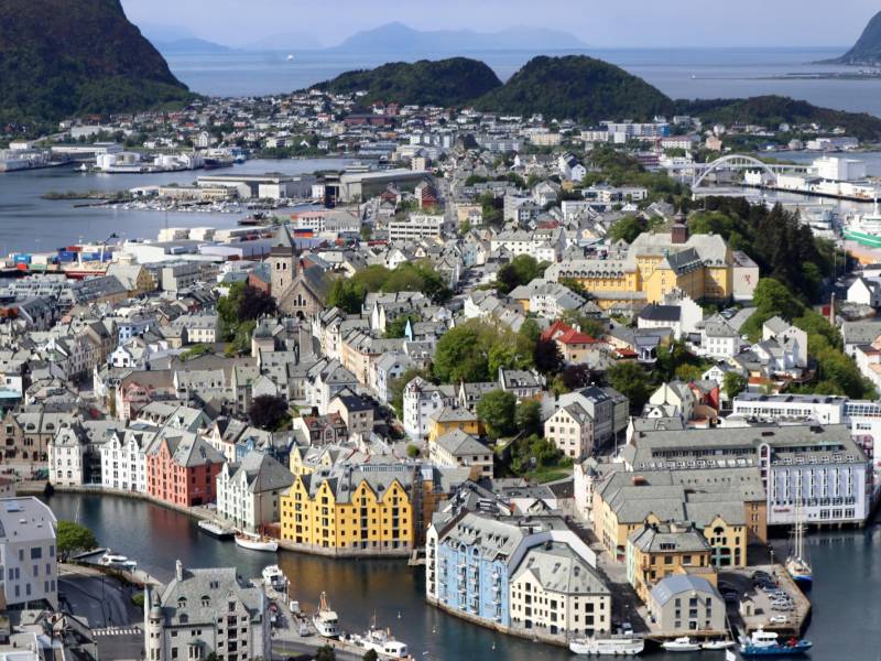 El Gobierno noruego aprobó un impuesto turístico del 3 por ciento para pasajeros de cruceros. La ciudad de Ålesund.
