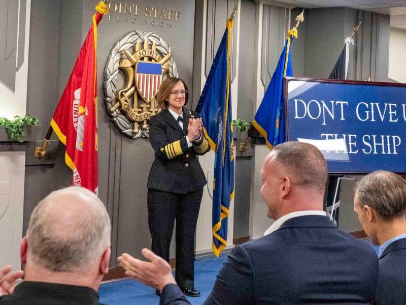 Lisa Franchetti, primera mujer en dirigir la marina de USA