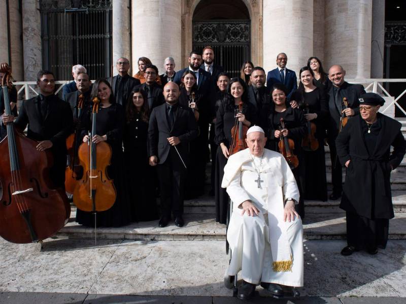 Los miembros de la Orquesta Filarmónica de San Pedro Sula junto al Papa Francisco.