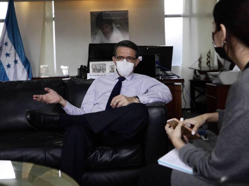 La adquisición fue por más de 100 medicamentos, tanto vitales como esenciales. En la fotografía, el ministro de Salud, José Manuel Matheu.