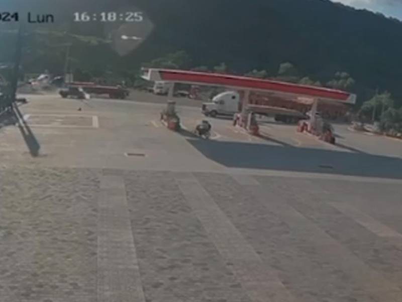 Video del momento en el que motociclista es embestido por pick-up