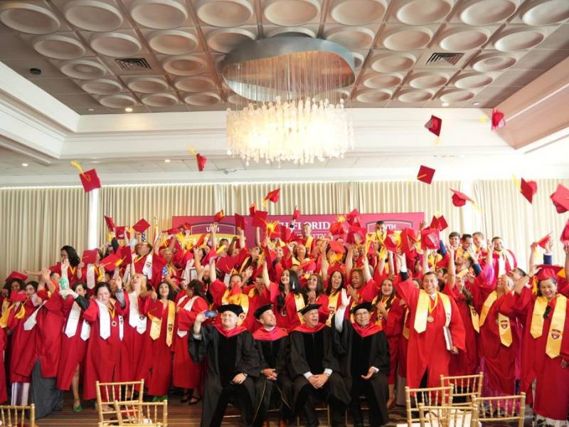 UTH Florida University celebra su graduación en Miami, EUA