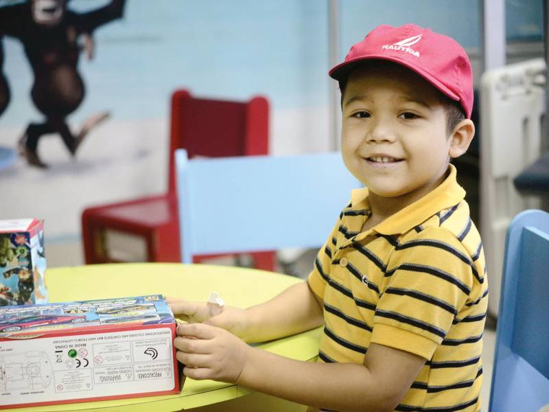 <b><span class=mln_uppercase_mln>Optimismo.</span></b> Con su carisma contagia de alegría a sus compañeros de la fundación.<span class=mln_uppercase_mln> Foto: Héctor Edú</span>