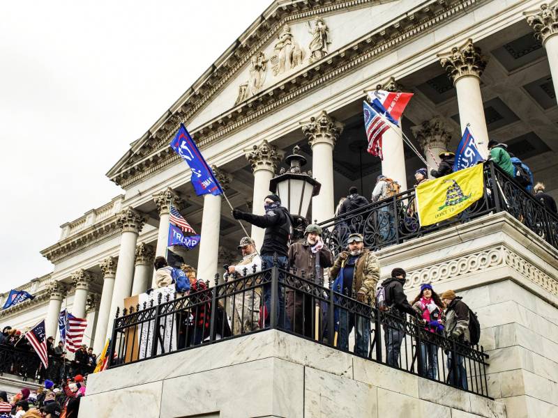 Una turba de seguidores del entonces presidente Donald Trump ataca el Capitolio en Washington, el 6 de enero de 2021.