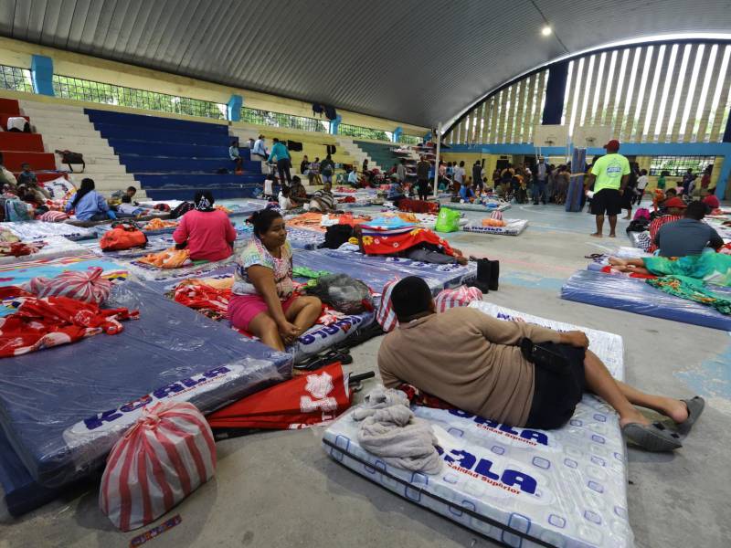 Varios albergues fueron asignados en Atlántida previo a la llegada de la tormenta Sara. En La Ceiba el polideportivo del instituto Manuel Bonilla resultó insuficiente para las familias damnificadas.