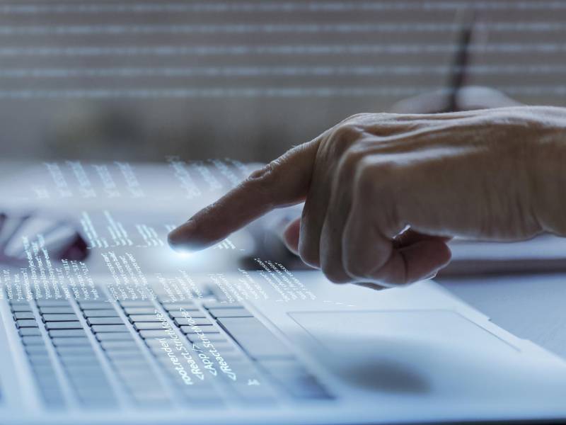 Cada clic deja un rastro en internet, por lo que es importante conocer nuestra huella digital y saber protegerla.