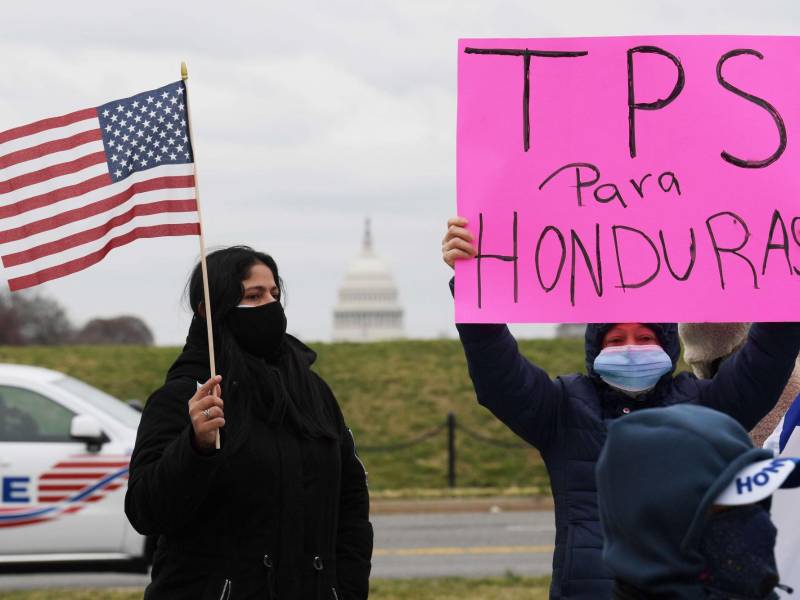 Decenas de hondureños sostienen pancartas y banderas estadounidenses mientras marchan dirección a la Casa Blanca en Washington (EE.UU.), en una fotografía de archivo. EFE/Lenin Nolly
