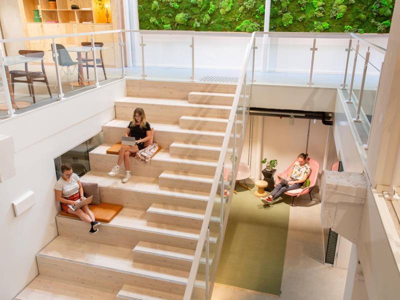 El bienestar laboral frena el ‘quiet cracking’: empleados que siguen cumpliendo con su trabajo, pero se sienten mental y emocionalmente desconectados. Foto: Espacio de trabajo SPACES/IWG.