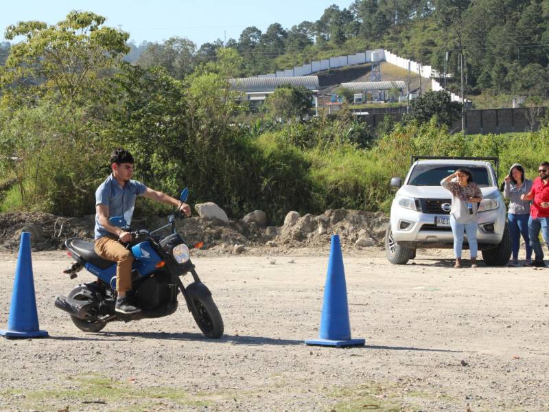 Un joven practica en el predio ubicado en Villa Belén, Santa Rosa de Copán, donde se realiza el examen práctico para obtener su licencia de conducir.
