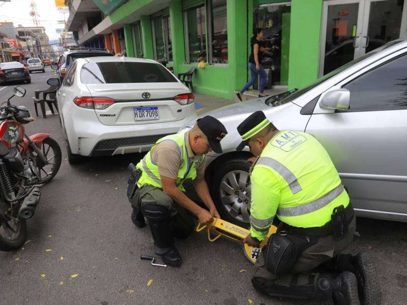 Una vez que el policía municipal ubique un vehículomal estacionado le va a poner el inmovilizador y si pasa una hora y eldueño no procede, la grúa lo trasladará a un predio establecido por la Municipalidad.