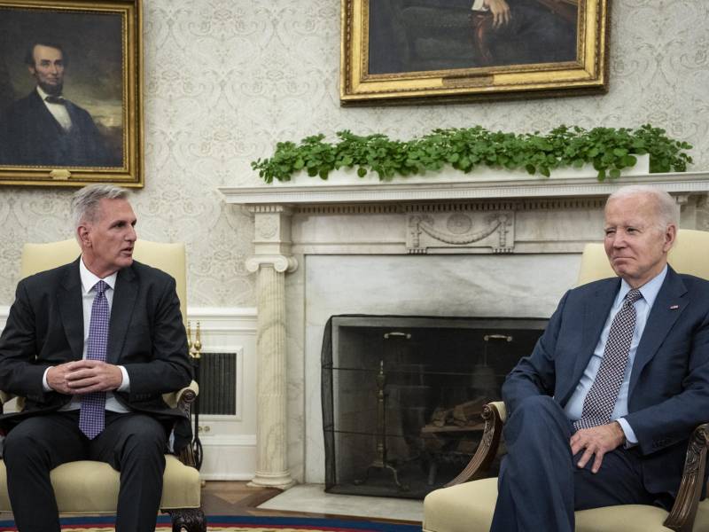El líder de la Cámara Baja de EEUU, el republicano Kevin McCarthy, se reunió con Biden para llegar a un acuerdo sobre la deuda de EEUU.