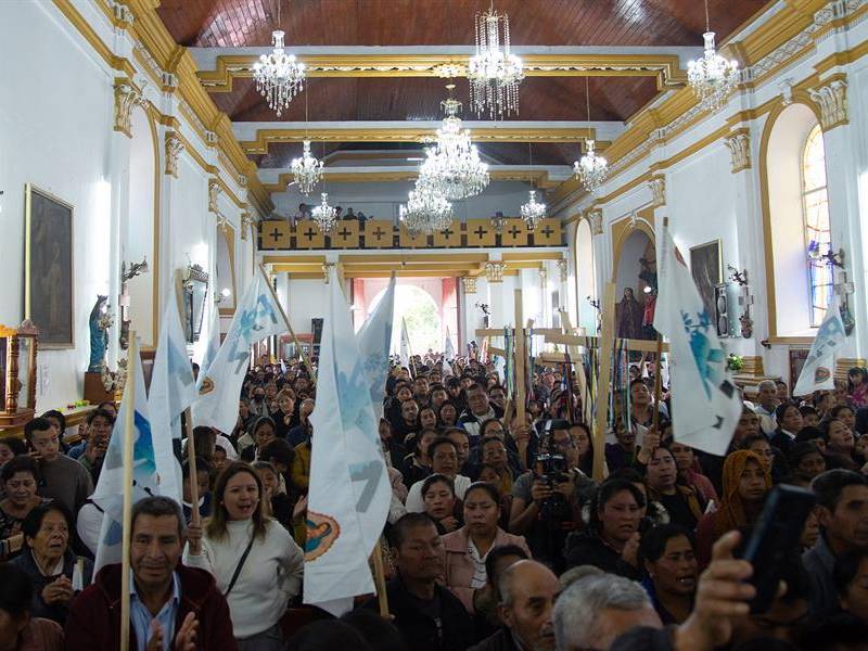 Personas asisten al funeral del sacerdote Marcelo Pérez Pérez durante su este domingo, en el municipio de San Cristobal de las Casas (México).