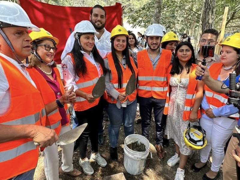 Autoridades locales y departamentales realizaron el acto simbólico de colocación de la primera piedra de la Casa de la Juventud en Santa Rosa de Copán, en el occidente de Honduras.