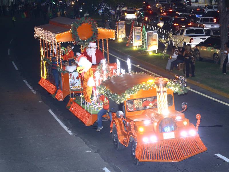 La carroza de Pollo Gold Chicken Gold fue una de las favoritas. El desfile de carrozas navideñas se realizó desde las 105 Brigada hasta el Monumento a la Madre en San Pedro Sula.