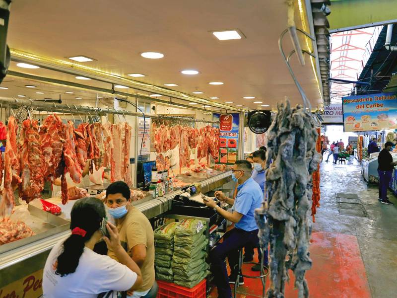 consumo. Negocio de carnes en el mercado El Dandy.