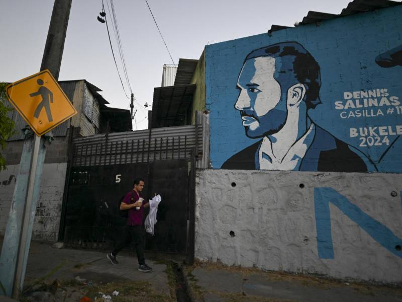En las elecciones de este 4 de febrero, el actual presidente Nayib Bukele es el favorito para alzarse con la victoria mediante una cuestionada reelección.