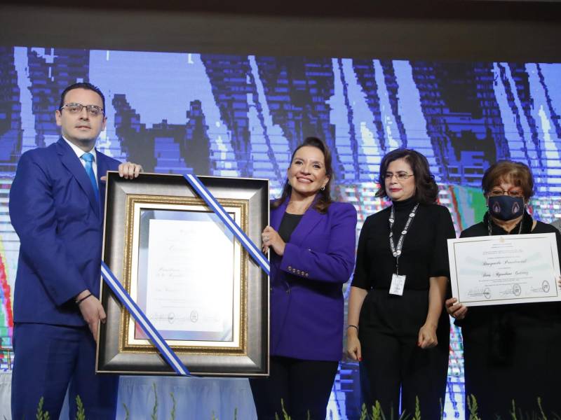 Xiomara Castro recibió su credencial como presidenta electa de Honduras.