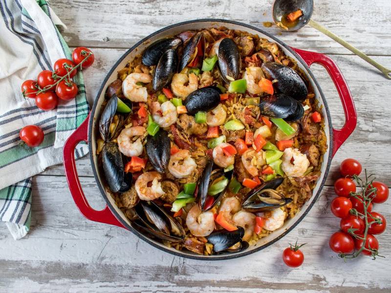 Múltiples ingredientes se fusionan en este plato español que resulta ser un verdadero manjar.