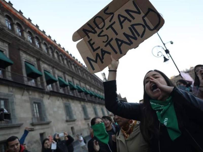 Colectivos y organizaciones feministas protestan este martes frente al Palacio Nacional por la muerte de Fátima, la niña de siete años cuyo cuerpo fue localizado el pasado fin de semana, en Ciudad de México, México. EFE/ Sáshenka Gutiérrez.