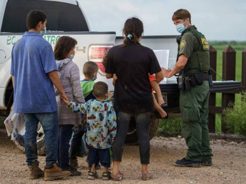 Actualmente, los casos de los extranjeros que cruzan ilegalmente la frontera y piden asilo pasan a la consideración de jueces de inmigración.