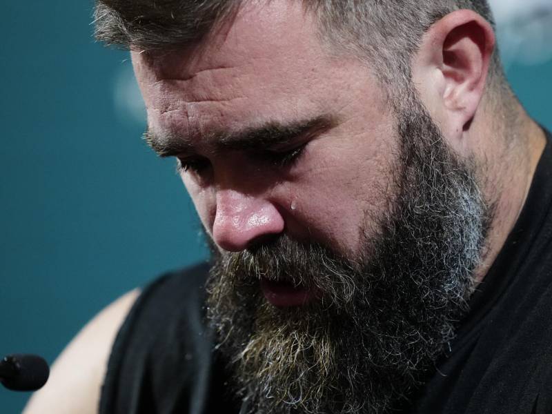 Durante su discurso de retiro, Jason Kelce batalló con sus emociones mientras hablaba de sus compañeros y familia.