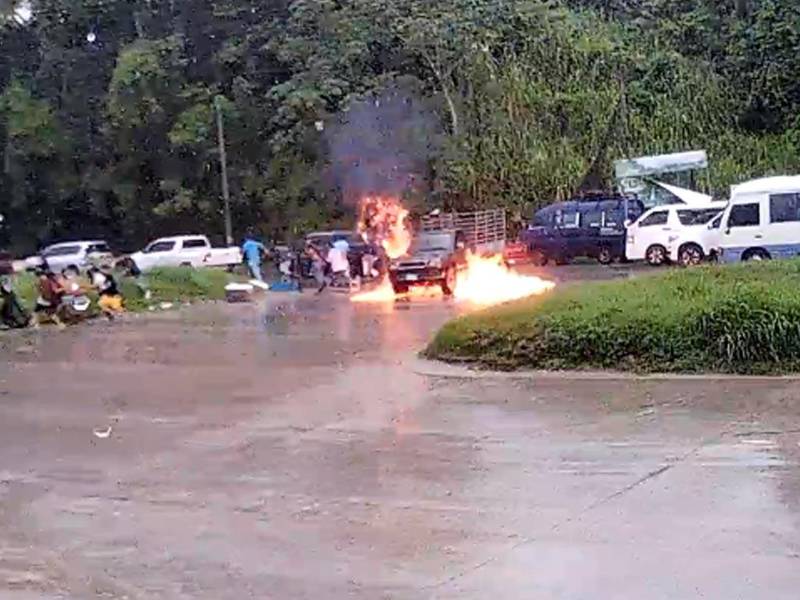 Video del momento en que pick up se incendia en Puerto Cortés