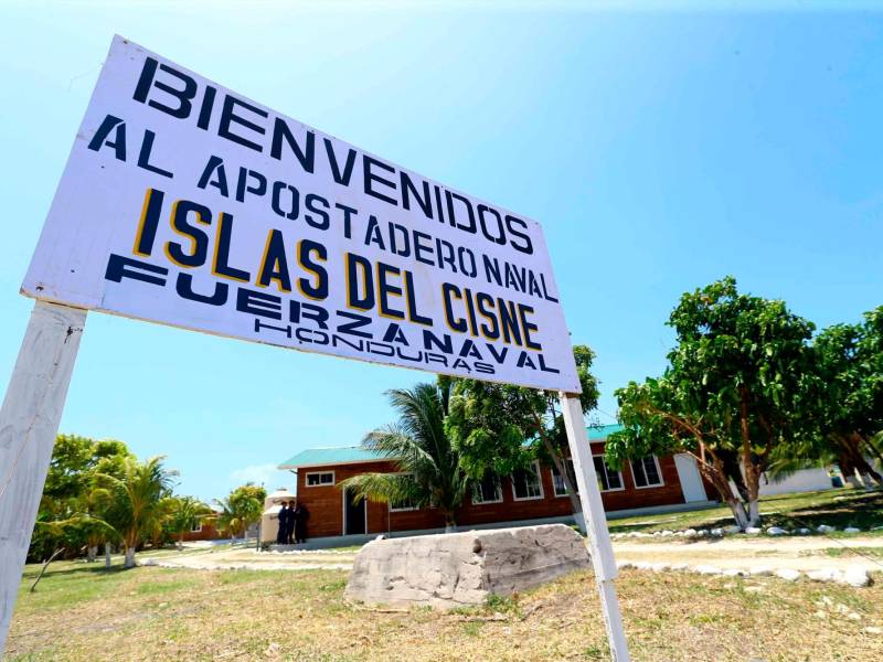 <b><span class=mln_uppercase_mln>Isla.</span></b> Vista del puesto de control de la naval en el Cisne.