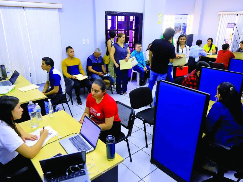 <b>Solicitantes en oficina del CDE en barrio Paz Barahona.</b>