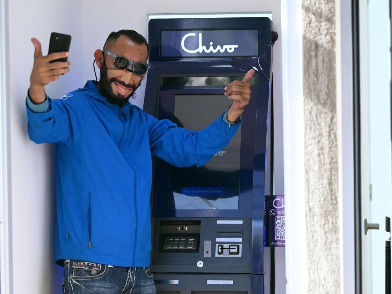 Los salvadoreños ya realizan transacciones con bitcóin tras oficializarse como moneda legal en el vecino país.