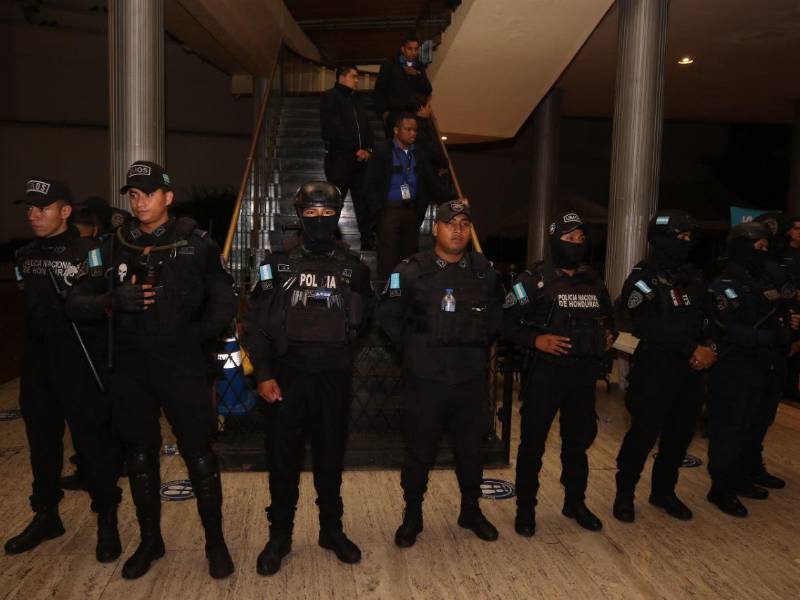 Policías resguardan una de las entradas al Congreso Nacional.