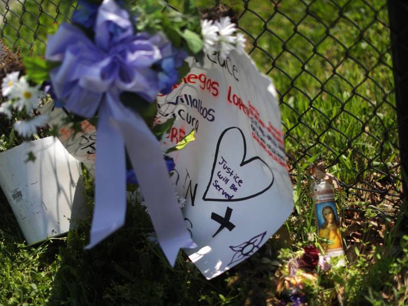 Flores en Long Island a las víctimas de MS-13. Las muertes del 2017 aún indignan a su ex director de escuela.