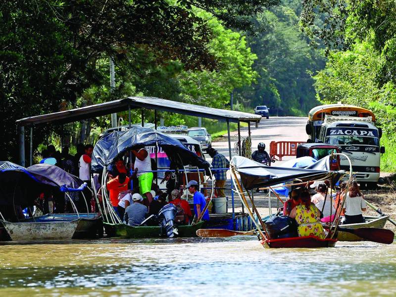 Más de diez lanchas trasladan a cientos de personas desde la aldea Los Chorros hasta La Sábana, en Zacapa, por las inundaciones en tres tramos de la carretera de Santa Bárbara a Pito Solo en la CA-5.
