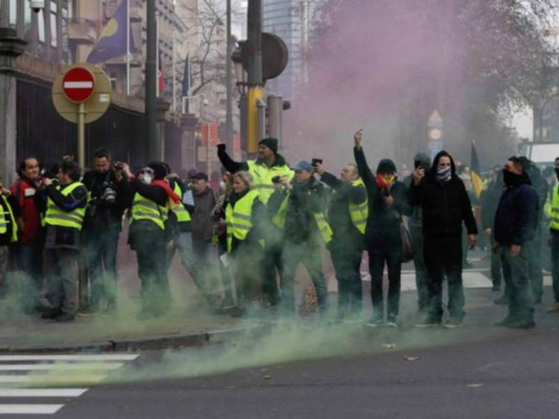 Otro policía será juzgado en las próximas semanas por abofetear a un manifestante durante la misma protesta.
