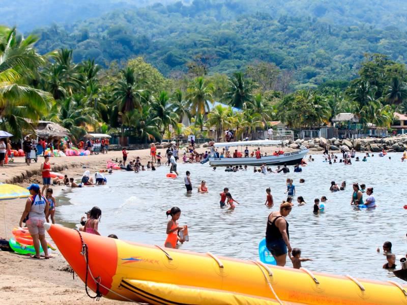 reactivación. Los negocios tomaron medidas para evitar contagios, muchas personas no los acataron.