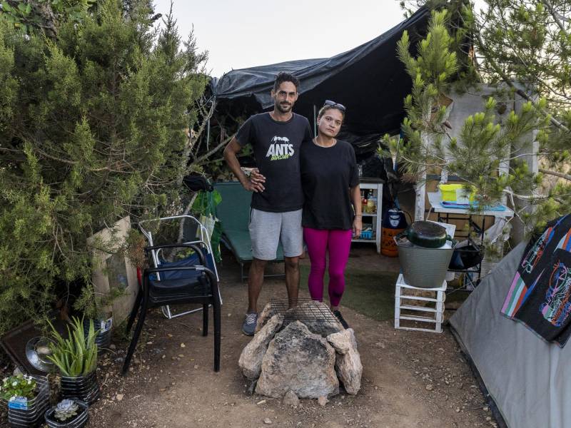 Jonathan Sánchez y Sandra Velásquez fuera de su carpa en Ibiza. Sánchez tiene más de un año de vivir allí.