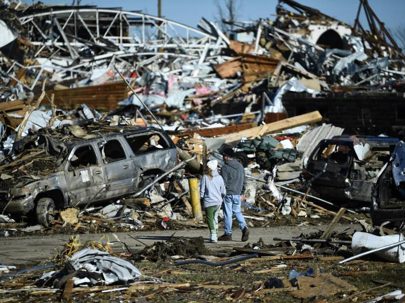 Los residentes de Mayfield iniciaron las labores de limpieza tras el paso de los devastadores tornados que dejaron la ciudad como una “zona de guerra”.