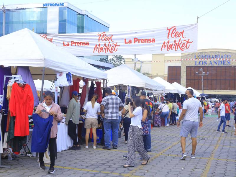 Personas de todas las edades asistieron al Flea Market y compraron diversos productos. Fotos: Franklyn Muñoz.