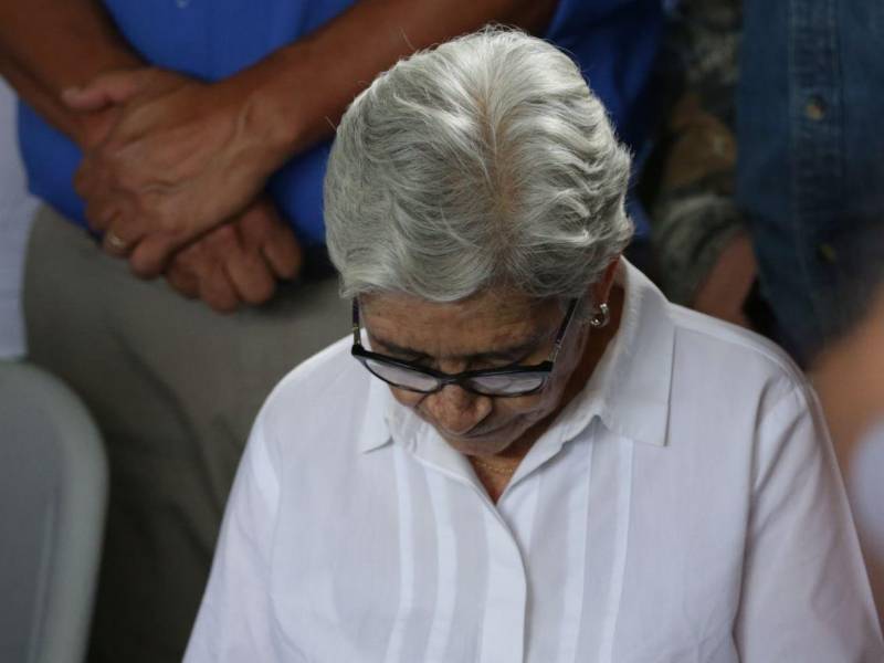 Con sus manos entrelazadas, jugando con sus pulgares y cabizbaja apareció doña Elvira, mamá de Juan Orlando Hernández, en la conferencia de prensa que ofreció su nuera Ana García y sus dos nietas Isabela y Daniela Hernández tras que el expresidente fuera sentenciado a 45 años de prisión por delitos de narcotráfico.