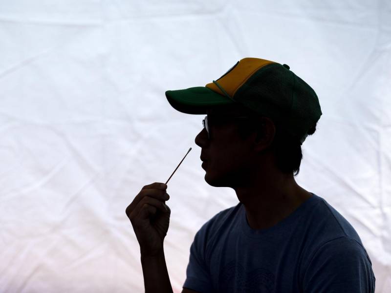 Una persona se somete a una prueba para detectar la covid-19 en Los Ángeles, California (EE.UU.), en una fotografía de archivo.