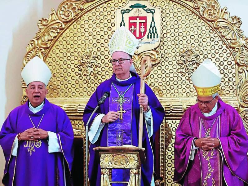 <b>José Vicente Nácher Tatay</b> presidiendo una homilía | Fotografía de archivo